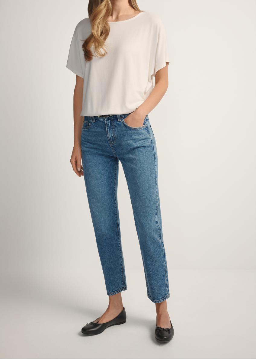 Dámske tmavomodré džínsy JEADT-0011-7C(W26), pohľad spredu na produkt na modelke. Viditeľná polovica siluety.