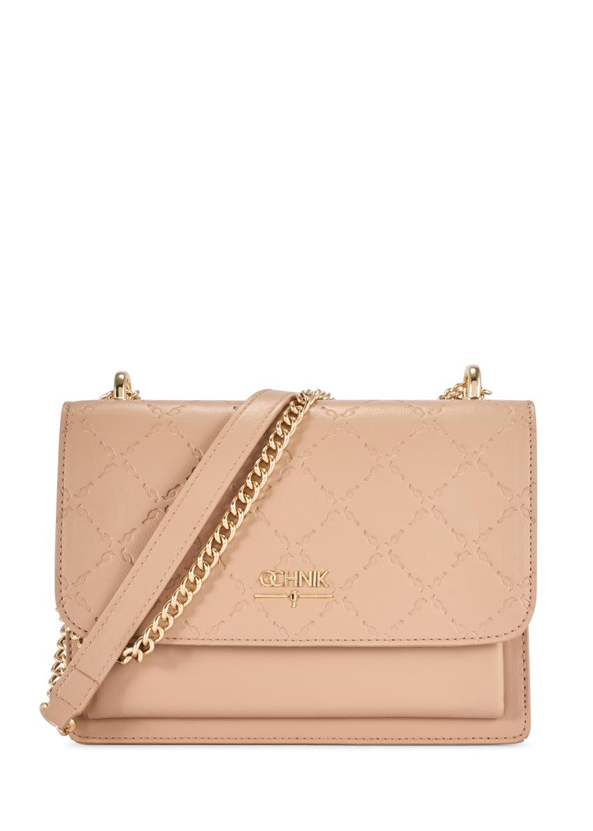 Béžová dámska kabelka s monogramom TOREC-1155-1A(W26), pohľad spredu na bielom pozadí.