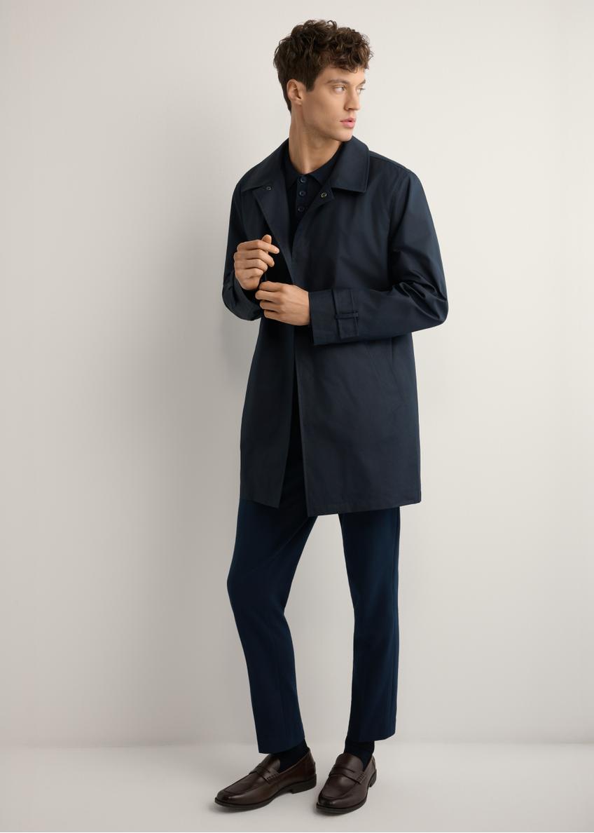 Pánska tmavomodrá zateplená bunda KURMT-0408-7D(W26) - pohľad spredu na výrobok, modelovaný na svetlom pozadí. Viditeľné celé telo.