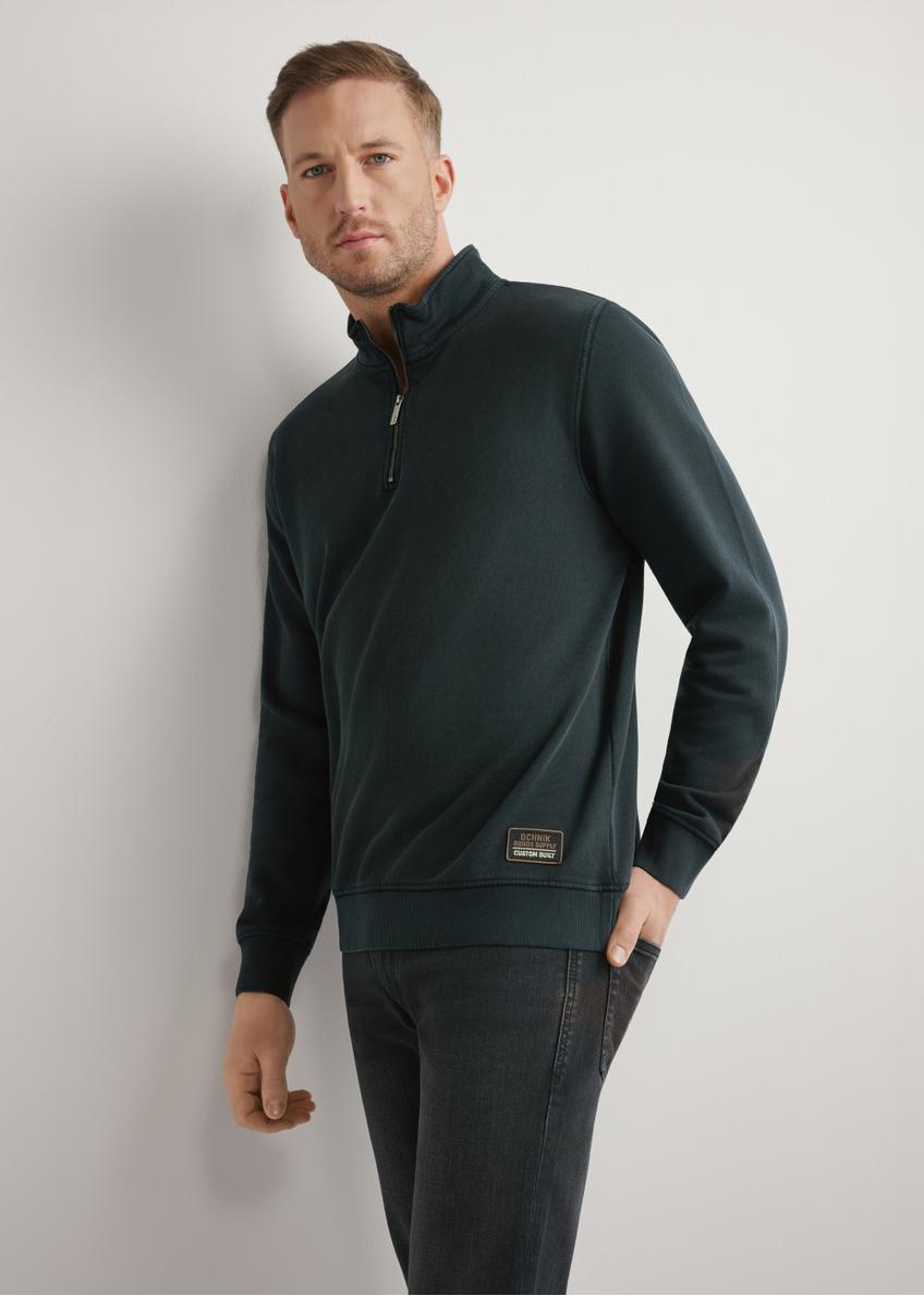 Pánska čierna bavlnená mikina BLZMT-0077-99(W26), pohľad spredu na produkt na modelke. Viditeľná polovica siluety.