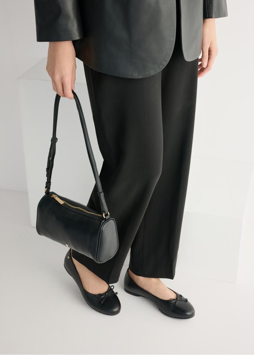 Dámske čierne kožené balerínky BUTYD-1248-99(W26), pohľad zhora na produkt na nohách modelky.