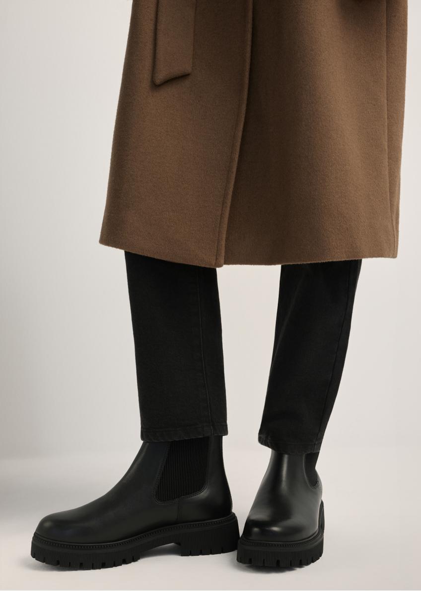 Dámske čierne kožené čižmy Chelsea BUTYD-1120-99(Z25), pohľad na produkt spredu na modelke, viditeľná polovica siluety.