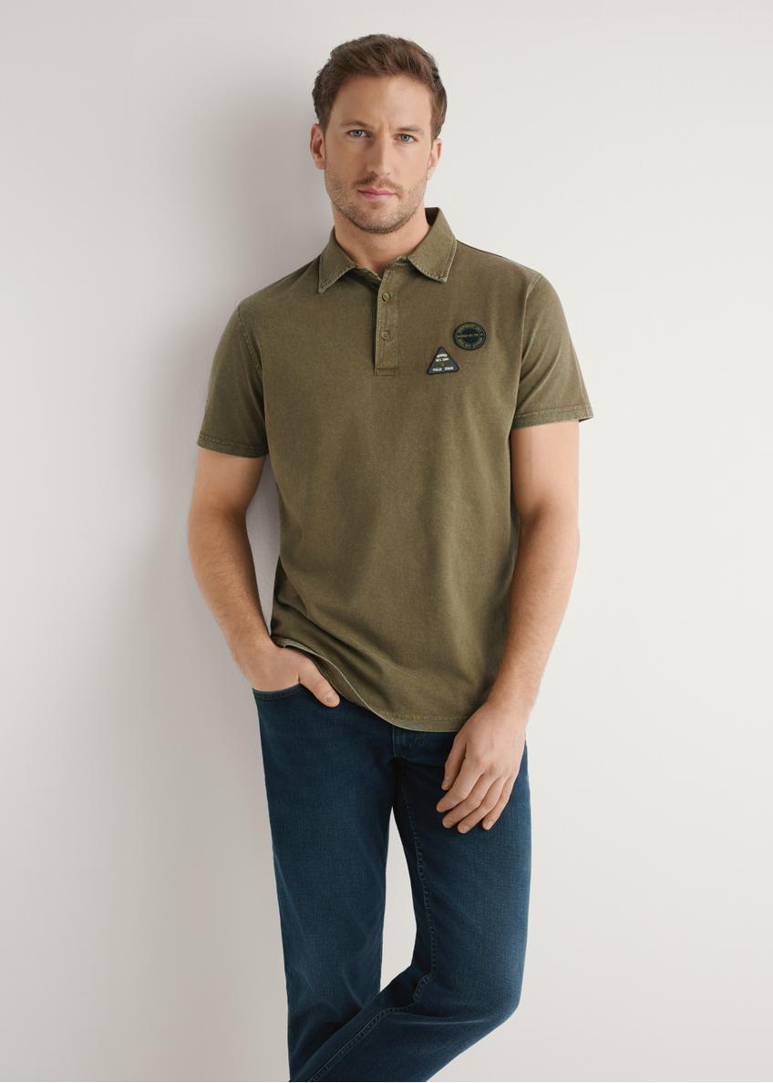 Pánske khaki polo tričko POLMT-0083-8D(W26), pohľad spredu na produkt na modelke. Viditeľná polovica siluety.