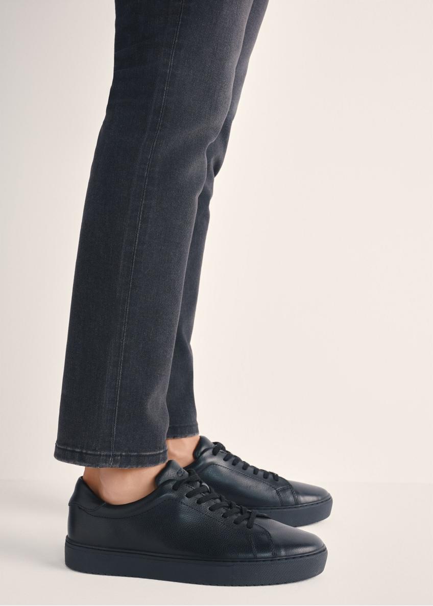 Čierne kožené športové topánky BUTYM-0503A-99(W26), bočný pohľad na produkt na nohách modelky.