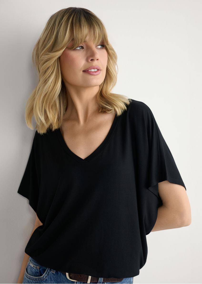 Čierna dámska blúzka BLUDT-0202-99(W26), detailný pohľad na produkt spredu na siluete modelky.