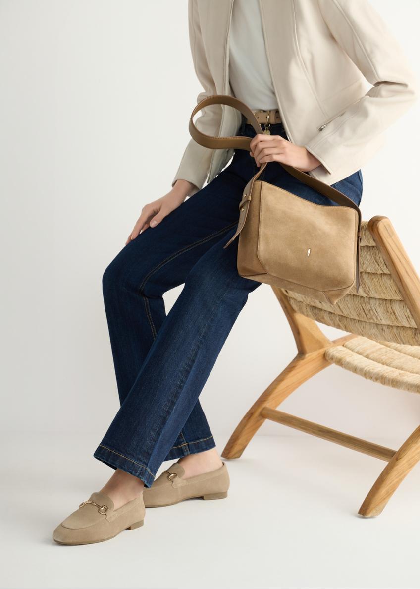 Dámske mokasíny béžovej farby zo semišu BUTYD-1257-1B(W26), bočný pohľad na produkt na nohách modelky.