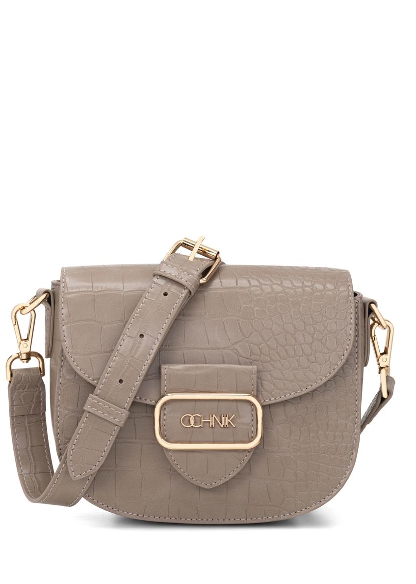Dámska béžová kabelka cez rameno z krokodílej kože TOREC-0880-1D(W26), pohľad spredu na bielom pozadí.