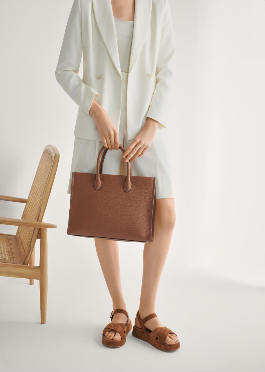 Dámske sandále v ťavej farbe BUTYD-1241-1D(W26), pohľad spredu na produkt na nohách modelky.