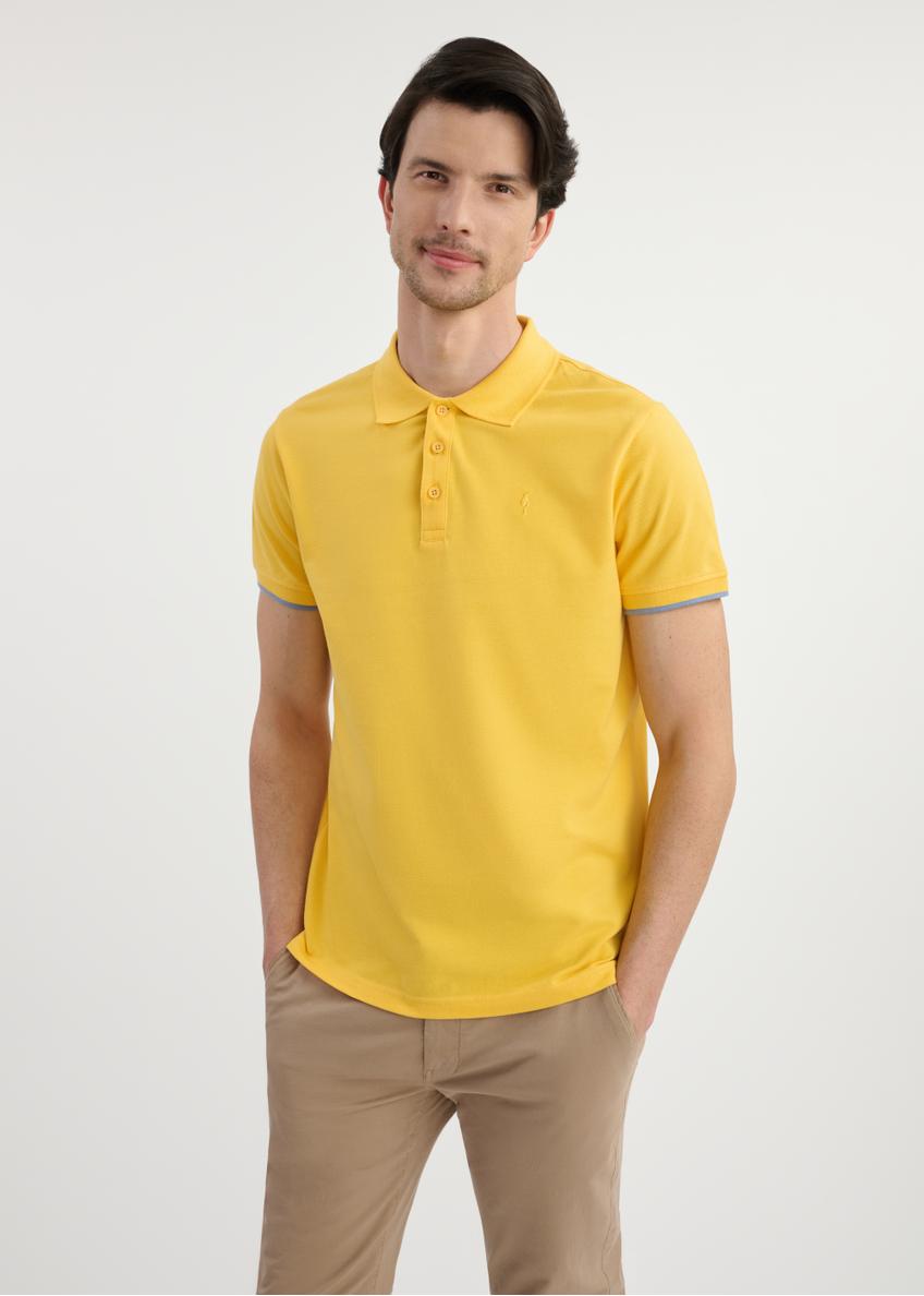 Žlté bavlnené polo tričko POLMT-0045B-22(W25) - pohľad spredu na modelku na bielom pozadí. Viditeľná je polovica siluety.