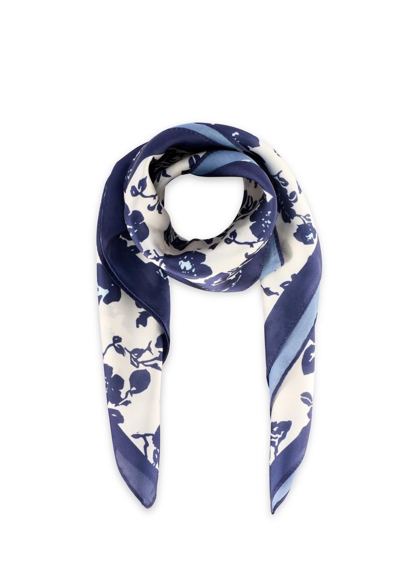 Dámska šatka s modrým kvetinovým vzorom SZADT-0190-7P(W26), pohľad na zložený výrobok na bielom pozadí.