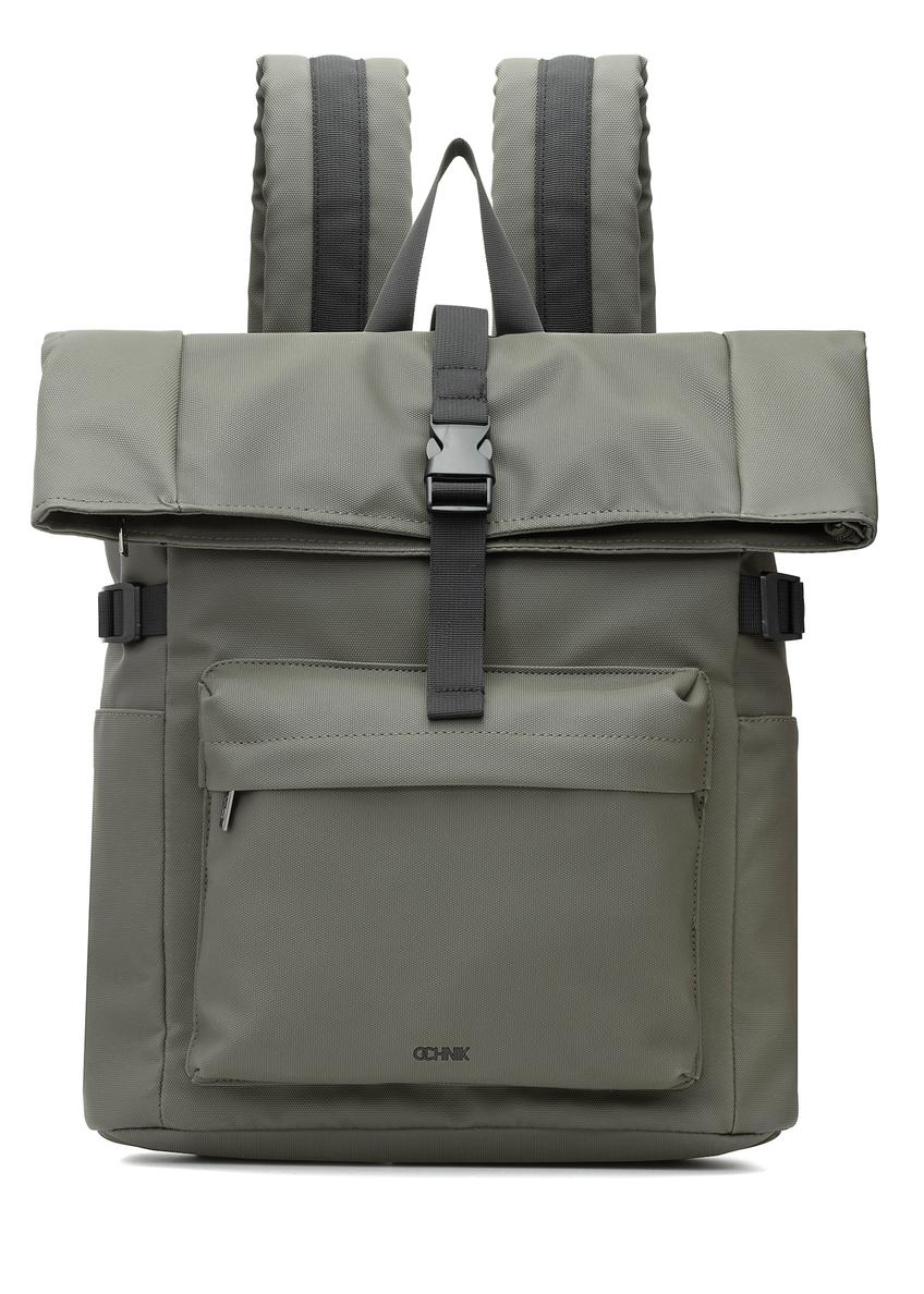 Veľký khaki batoh PLCMN-0015-55(Z25), pohľad na produkt spredu na bielom pozadí.
