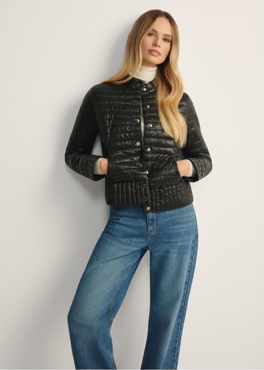 Čierna dámska prešívaná bunda so stojačikom KURDT-0441-99(Z25), pohľad spredu na výrobok na modelke, viditeľná polovica siluety.-02