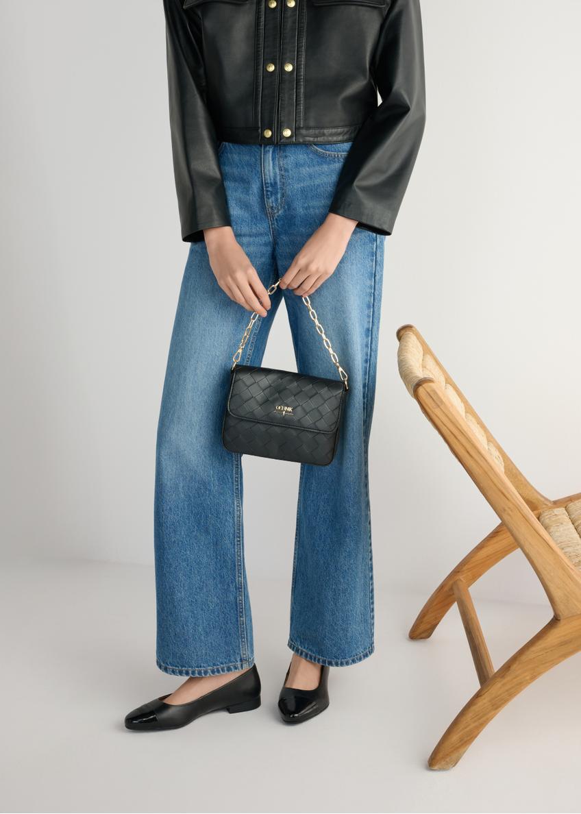 Dámske čierne kožené balerínky BUTYD-1245-99(W26), pohľad na produkt na nohách modelky.