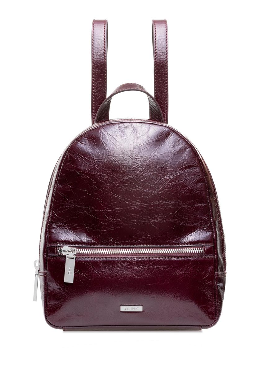 Dámsky kožený batoh v bordovej farbe TORES-1173-49(Z25), pohľad spredu na bielom pozadí.