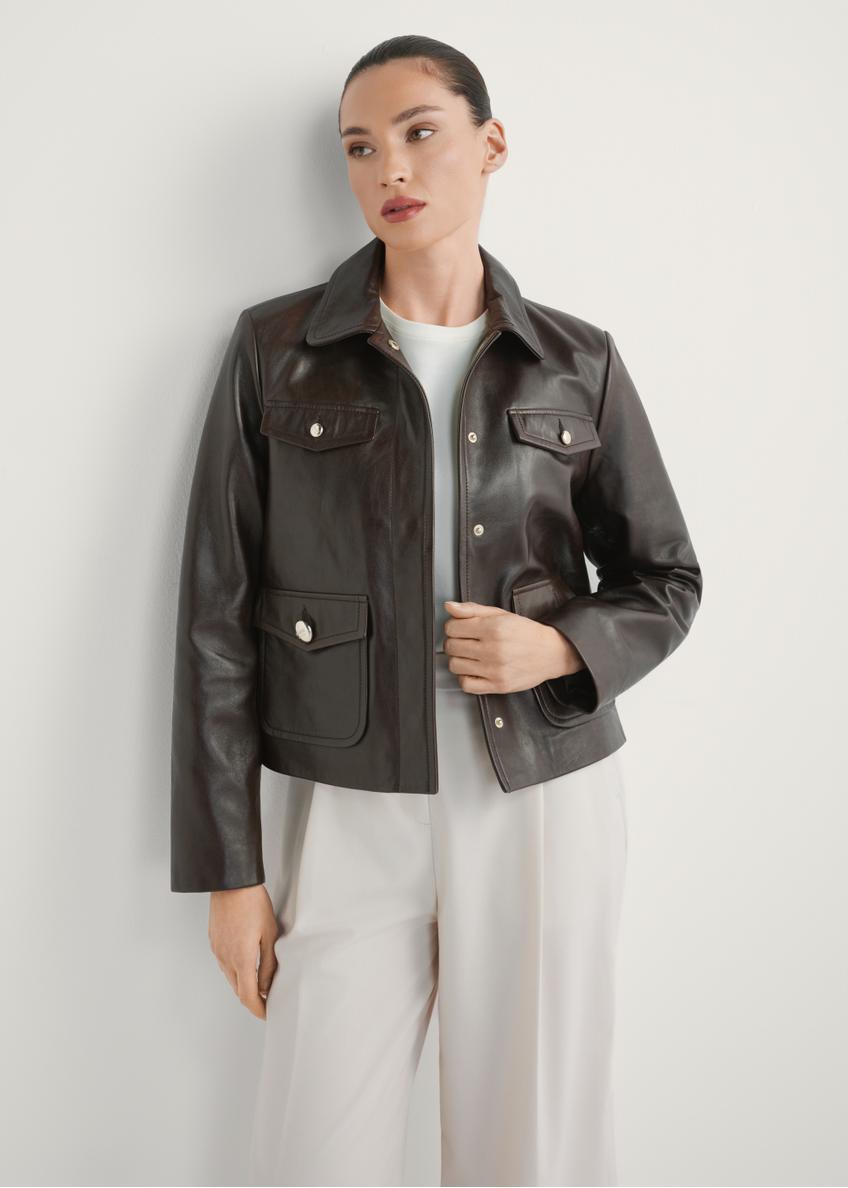 Dámska tmavohnedá kožená bunda KURDS-0589-1I(W26), pohľad spredu na produkt na modelke. Viditeľná polovica siluety.