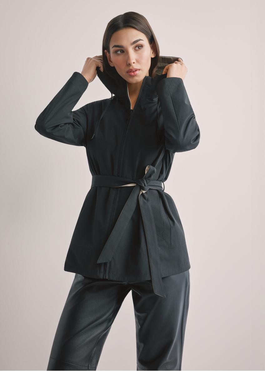 Dámska obojstranná prechodná bunda KURDT-0655-9J(W26), pohľad spredu na výrobok na modelke. Viditeľná polovica siluety.