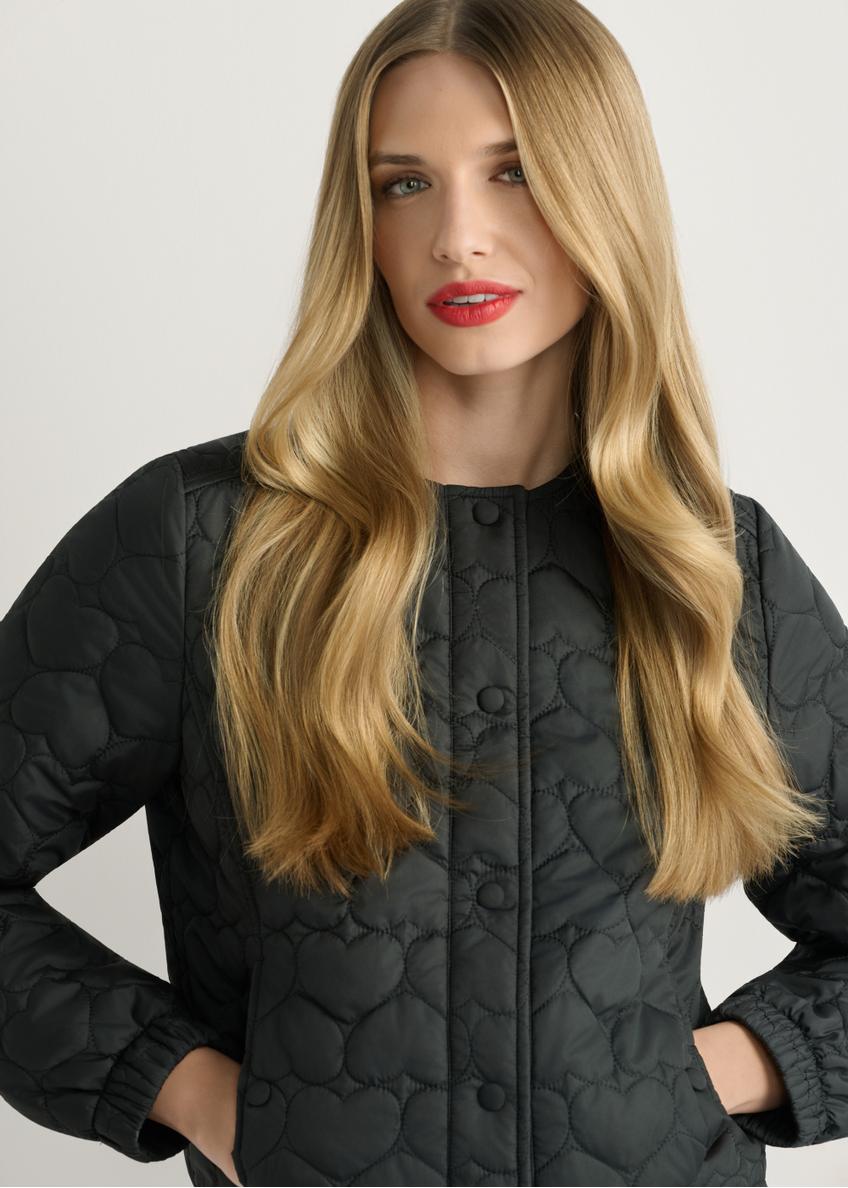 Čierna dámska prešívaná bunda KURDT-0630-99(W26), detailný záber produktu, pohľad na modelku.