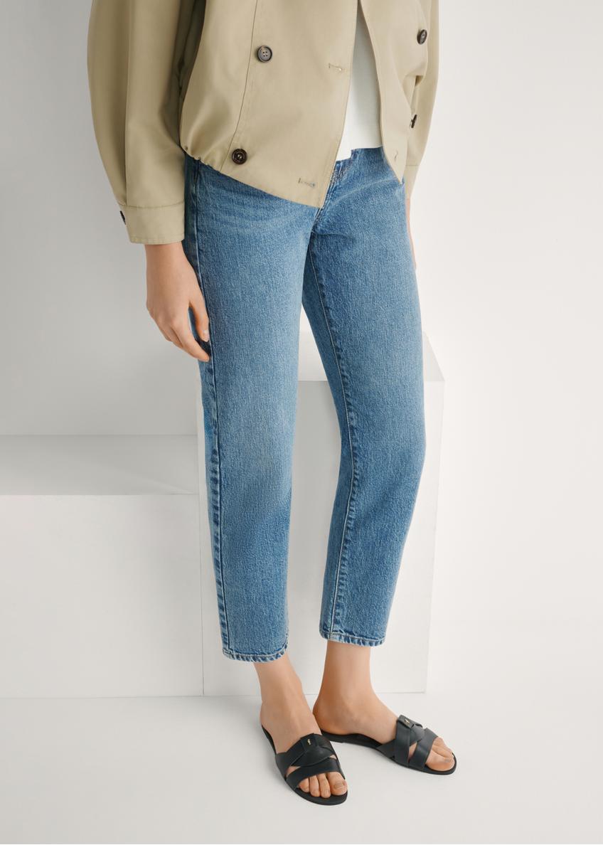 Dámske čierne pletené žabky BUTYD-0903C-99(W26), pohľad spredu na produkt na nohách modelky.