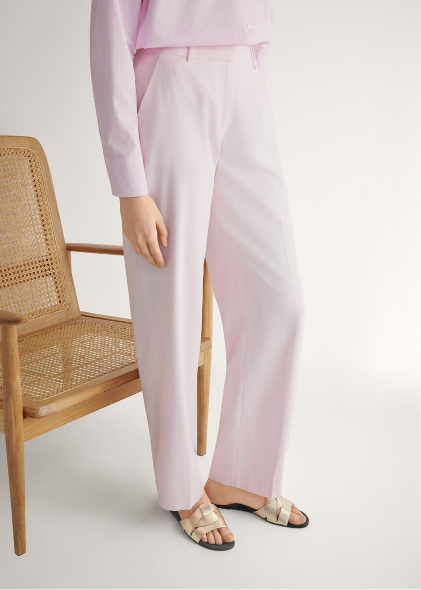 Dámske zlaté pletené žabky BUTYD-0903C-2X(W26), bočný pohľad na produkt na nohách modelky.