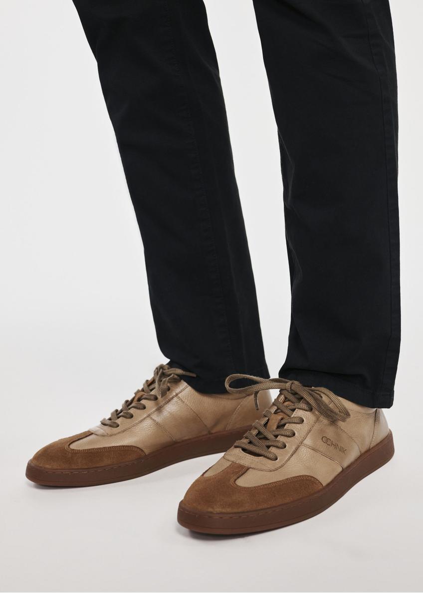 Pánska kožená športová obuv BUTYM-0487-1B(W26), pohľad na produkt na nohách modelu, na svetlom pozadí.