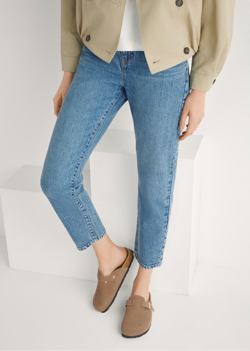 Dámske semišové žabky v ťavej farbe BUTYD-1267-1D(W26), pohľad spredu na produkt na nohách modelky.