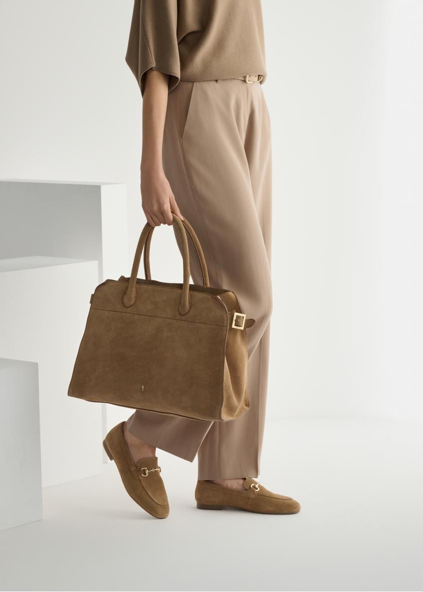 Dámske mokasíny BUTYD-1257-1K(W26) z tmavo béžového semišu, bočný pohľad na produkt na nohách modelky.