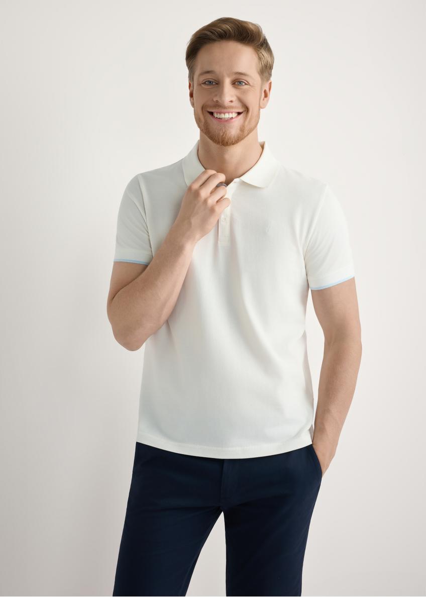 Krémové bavlnené polo tričko POLMT-0045B-0B(W26), pohľad spredu na produkt na modelke. Viditeľná polovica siluety.