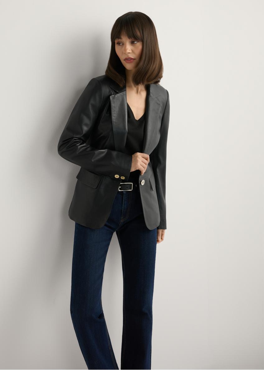 Dámska čierna kožená bunda KURDS-0445-99(W26), pohľad spredu na produkt na modelke. Viditeľná polovica siluety.