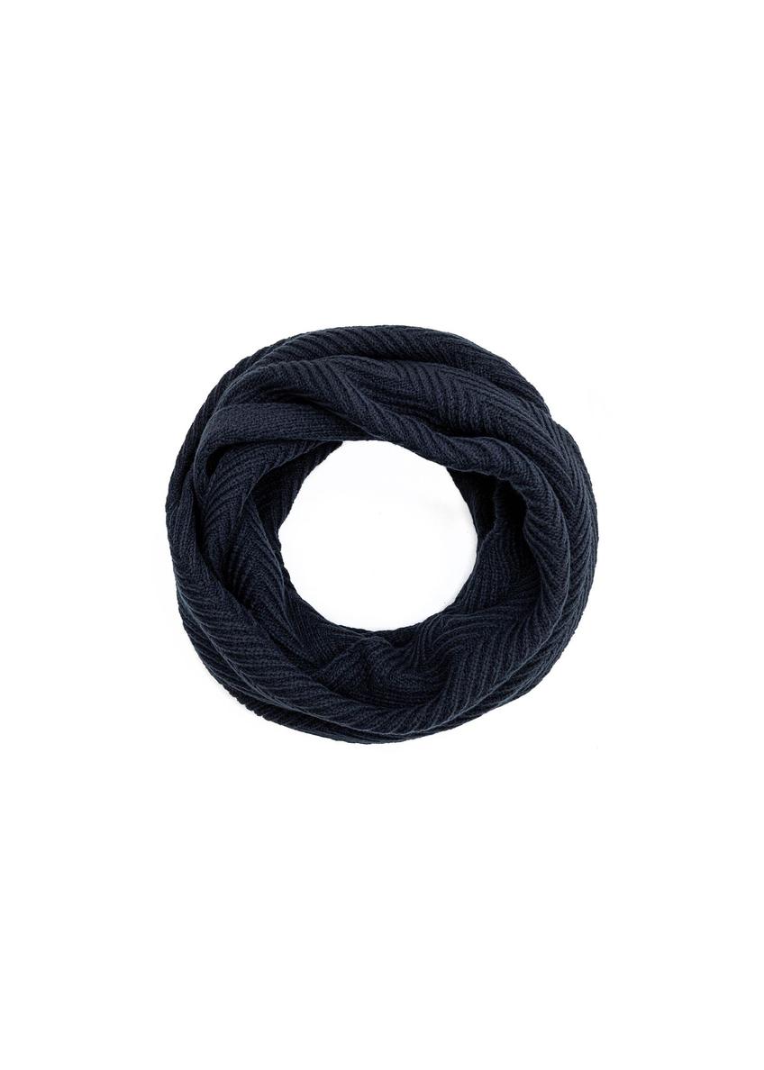 Pánsky šál v tmavomodrej farbe SZAMT-0066-69(Z25) - pohľad na produkt zhora na bielom pozadí.