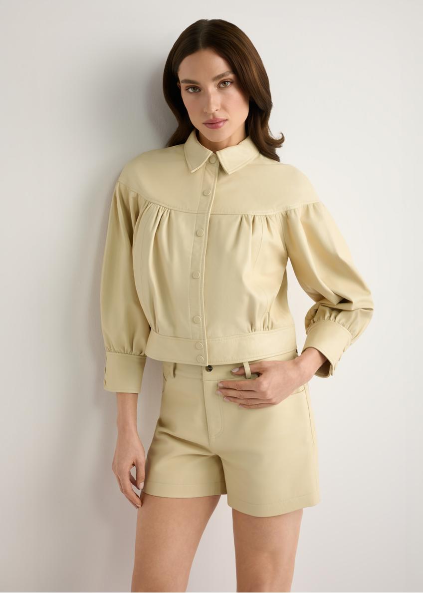 Svetložlté kožené dámske šortky SPODS-0035-2A(W26), pohľad spredu na produkt na modelke, viditeľná polovica siluety.-02