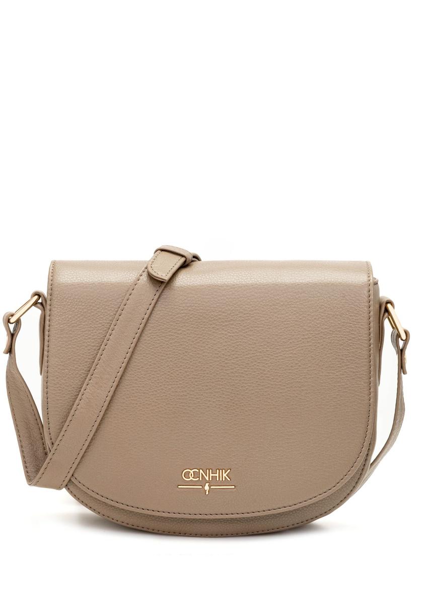 Tmavobéžová kožená polkruhová taška cez rameno TORES-0972F-1K(W26) - pohľad spredu na bielom pozadí.