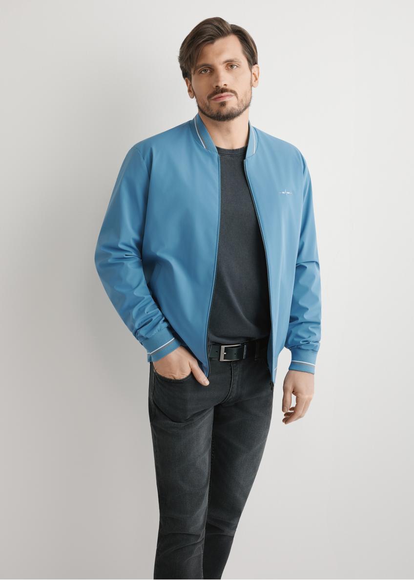 Pánska modrá nylonová bunda KURMT-0416-7C(W26), pohľad spredu na modelku. Viditeľná polovičná silueta.