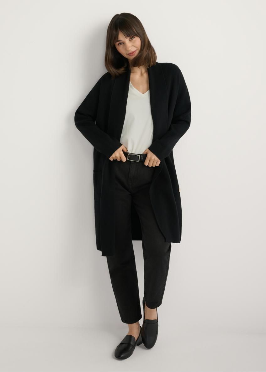 Čierny dámsky základný kardigan KARDT-0041-99(W25), pohľad spredu na produkt na modelke. Viditeľné celé telo.