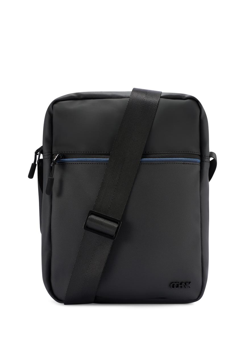 Čierna pánska crossbody kabelka TORMN-0395-9J(W26) - pohľad spredu na produkt, na bielom pozadí.