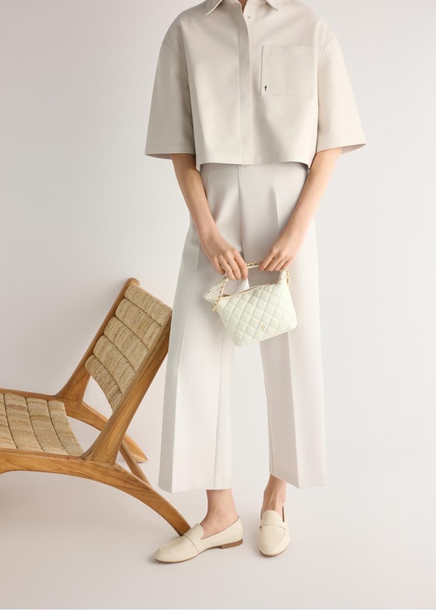 Dámske krémové kožené mokasíny BUTYD-1074A-0B(W26), pohľad na produkt spredu na modelke, viditeľná polovica siluety.