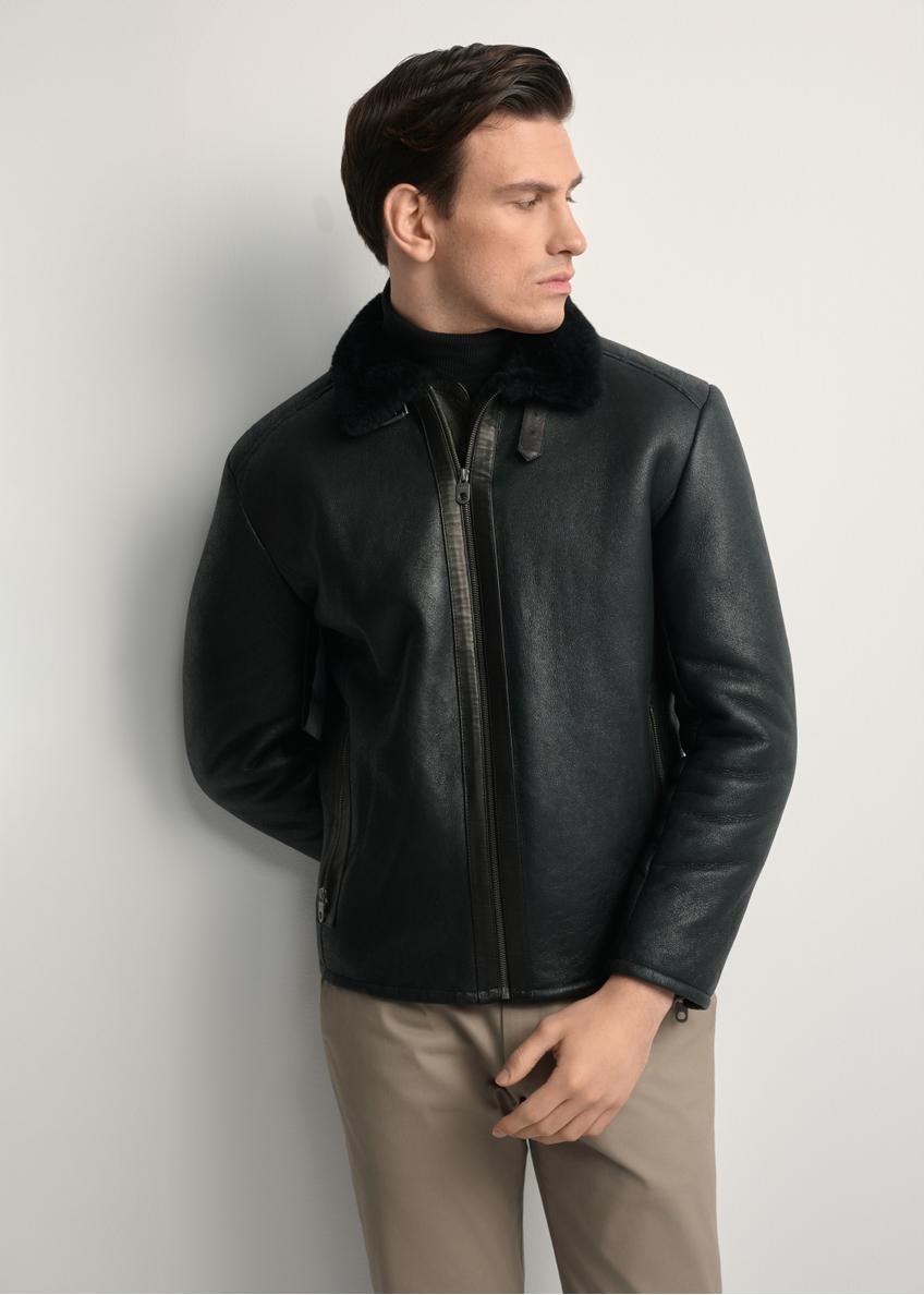Pánsky kabát z ovčej kože KOZMS-0001-1161(Z25), pohľad spredu na výrobok na modeli. Viditeľná polovica siluety.