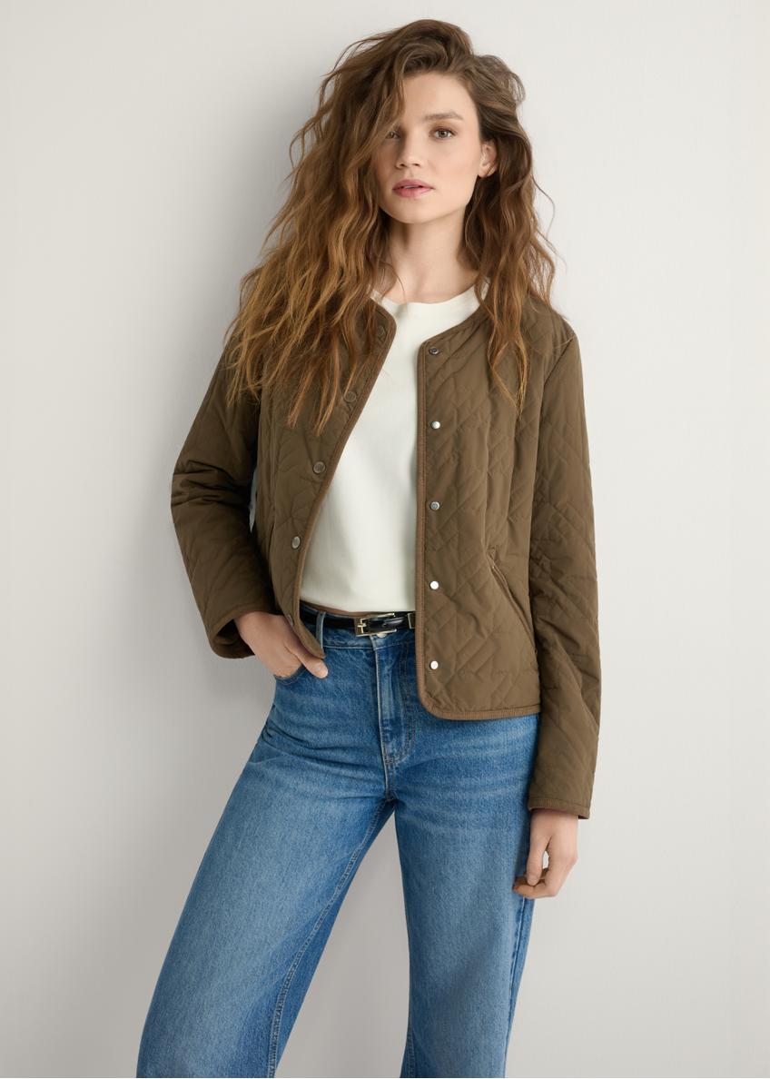 Dámska hnedá prešívaná bunda KURDT-0620-1H(W26), pohľad spredu na výrobok na modelke. Viditeľná polovica siluety.