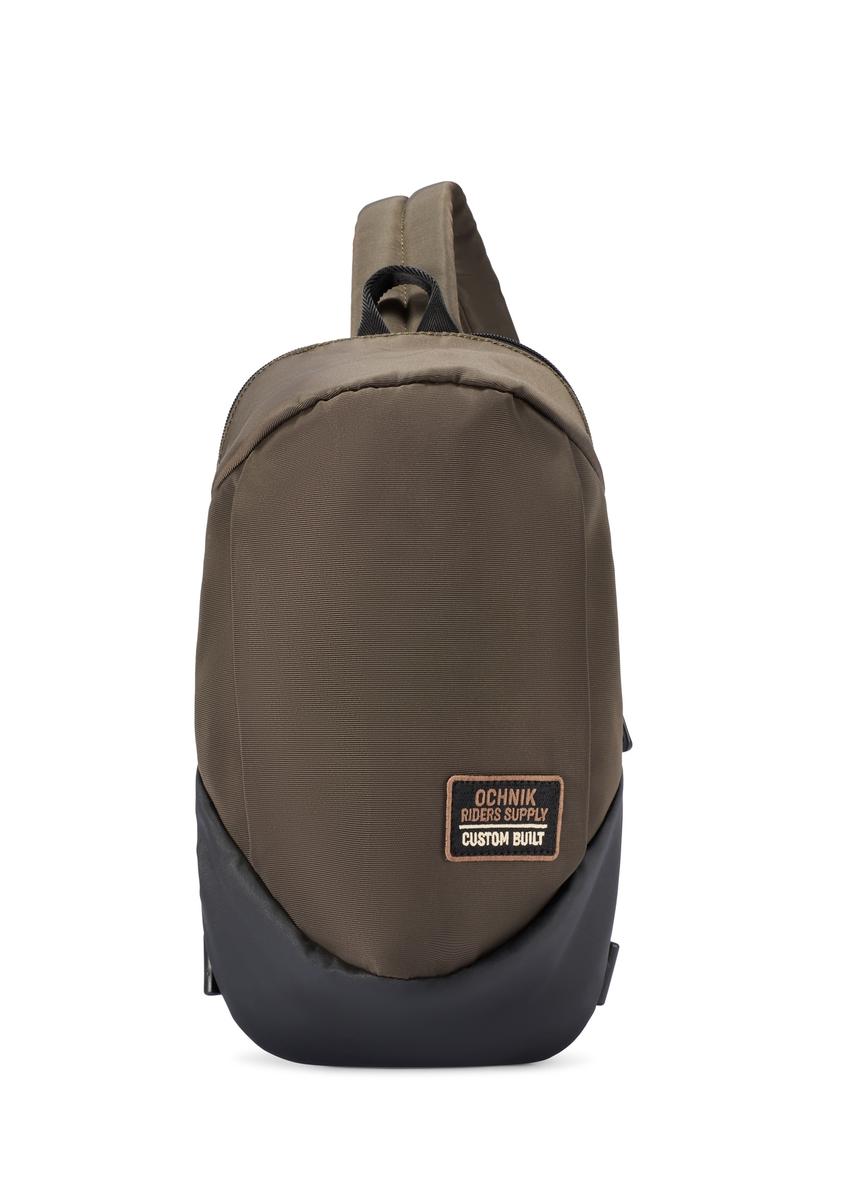 Pánska khaki kabelka cez rameno TORMN-0416-8D(W26) - pohľad spredu na produkt, na bielom pozadí.