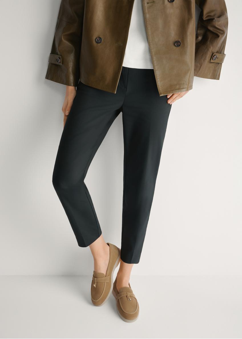 Dámske mokasíny z béžovej kože BUTYD-1256-1B(W26), pohľad spredu na výrobok na nohách modelky.