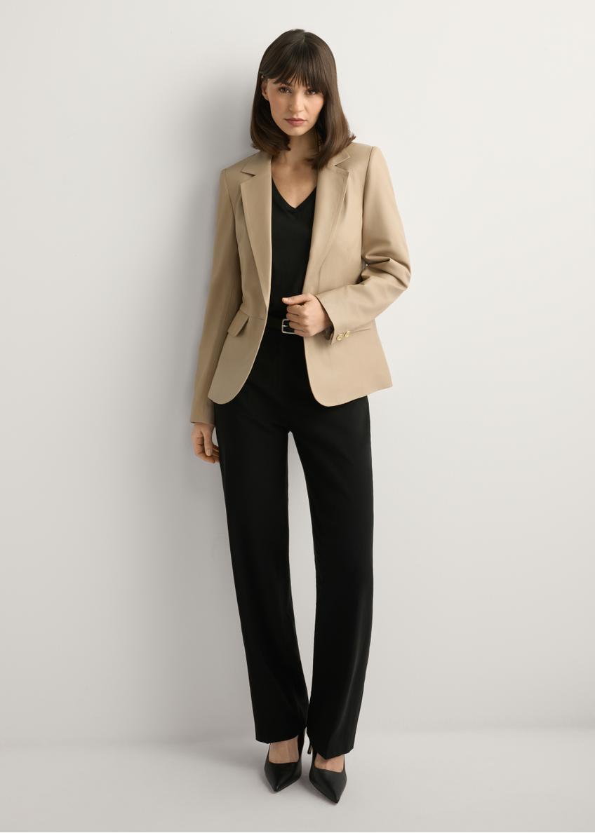 Dámska béžová kožená bunda KURDS-0445-1B(W26), pohľad spredu na modelku. Viditeľné celé telo.