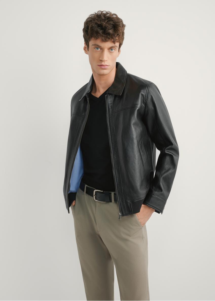 Čierna pánska kožená bunda KURMS-0407-99(W26), pohľad spredu na modelku. Viditeľná polovičná silueta.