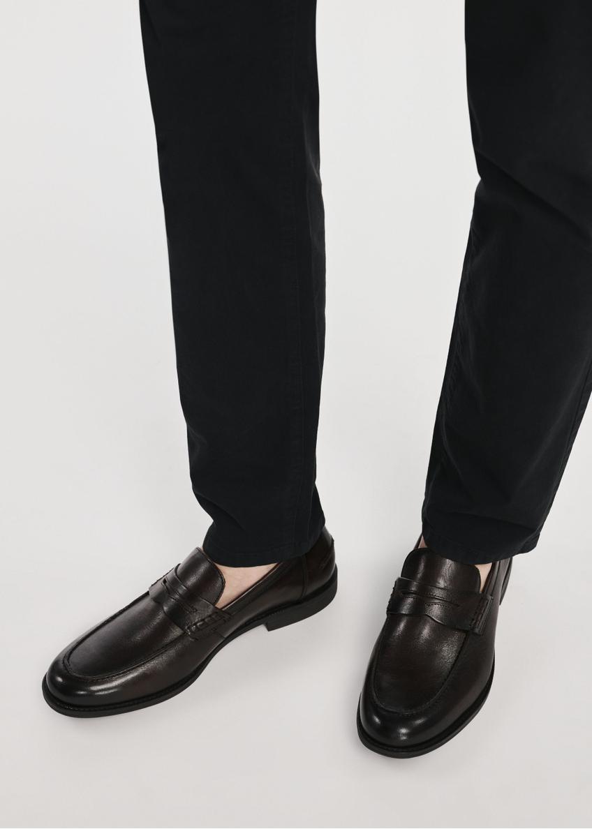 Pánske hnedé kožené mokasíny BUTYM-0482-1I(W26), pohľad zhora na produkt na nohách modelu, izolované na bielom pozadí.