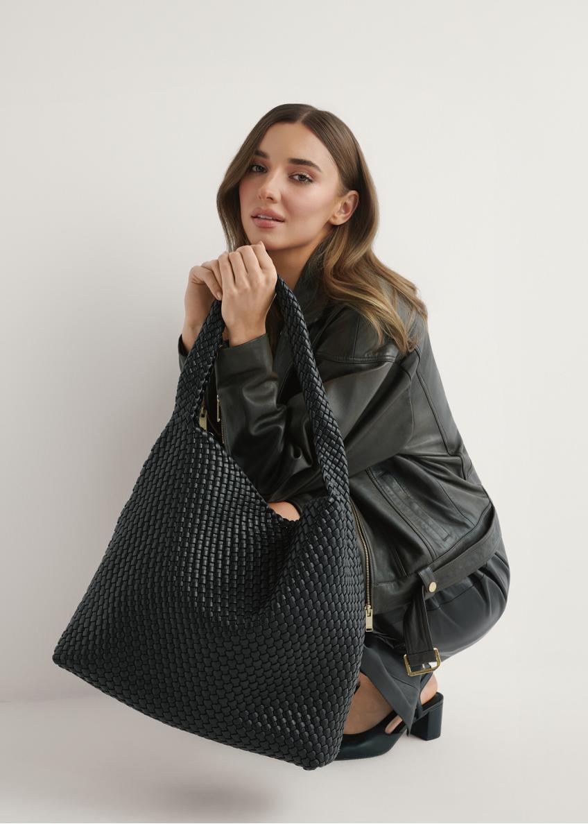 Čierna tkaná dámska kabelka TOREC-1147-99(W26)