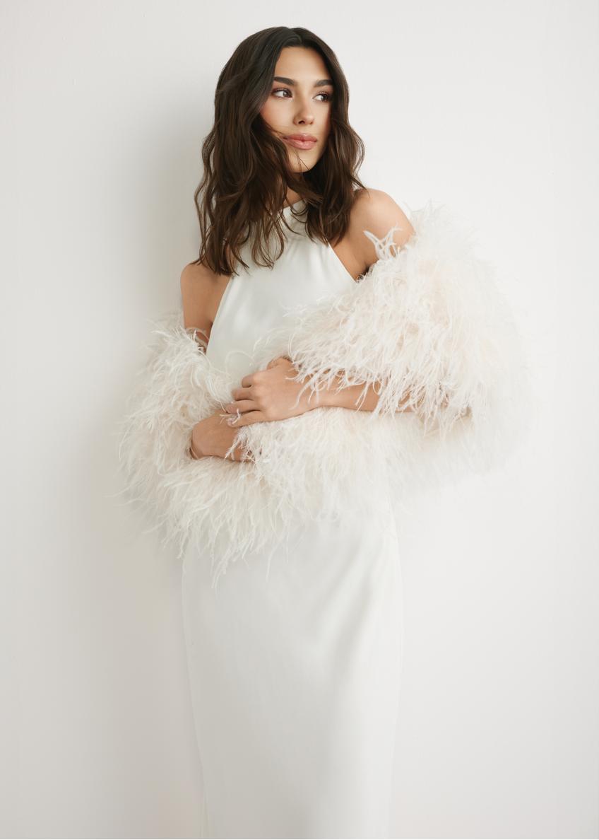 Krémová šatka z prírodného peria SZADF-0037-0B(W26), pohľad spredu na produkt na siluete modelky.