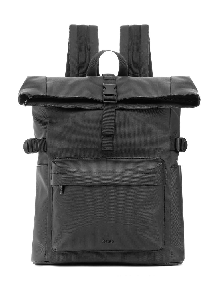 Čierny veľký batoh PLCMN-0015-99(Z25), pohľad na produkt spredu na bielom pozadí.