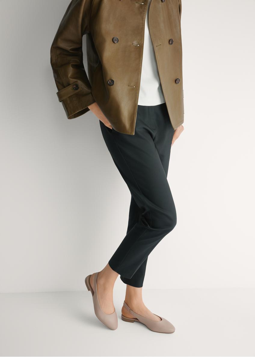 Béžové dámske balerínky bez podpätku BUTYD-1246-1B(W26), bočný pohľad na výrobok na nohách modelky.