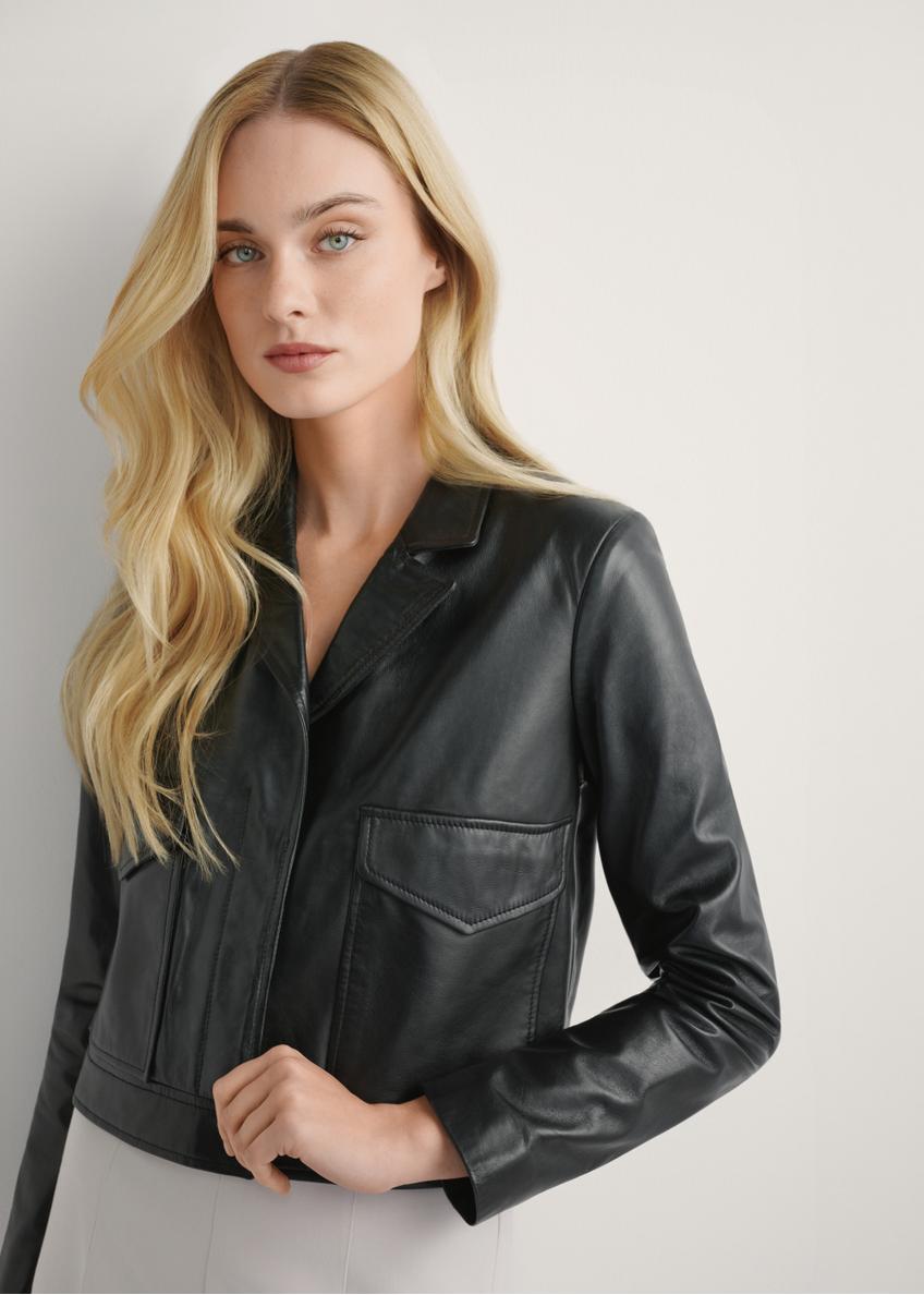 Čierna dámska kožená krátka bunda KURDS-0471-99(W26), detailný záber produktu na modelke. Viditeľná polovica siluety.