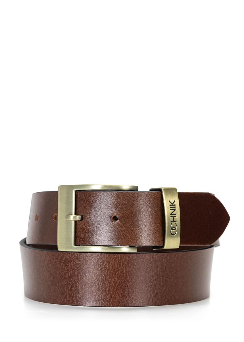 Pánsky hnedý kožený opasok PASMS-0127-1I(W26), pohľad spredu na bielom pozadí.