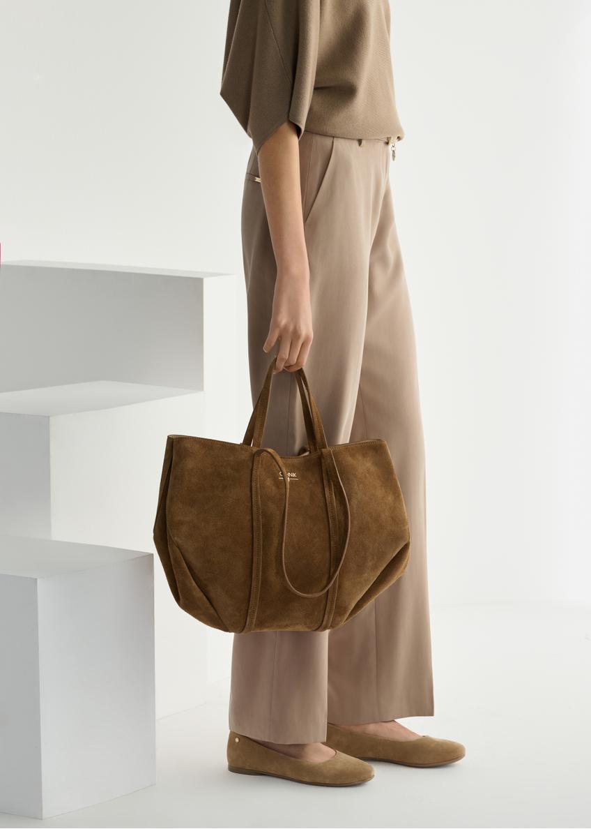 Dámske semišové balerínky béžovej farby BUTYD-1247-1B(W26), bočný pohľad na výrobok na nohách modelky.