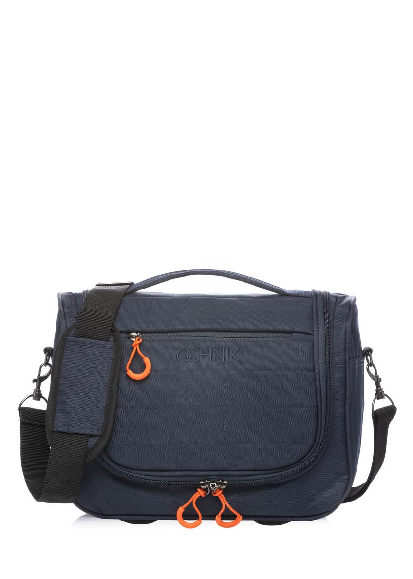 Veľká kozmetická taška v tmavomodrej farbe WALNY-0045-7D-14(W26), pohľad spredu na bielom pozadí.